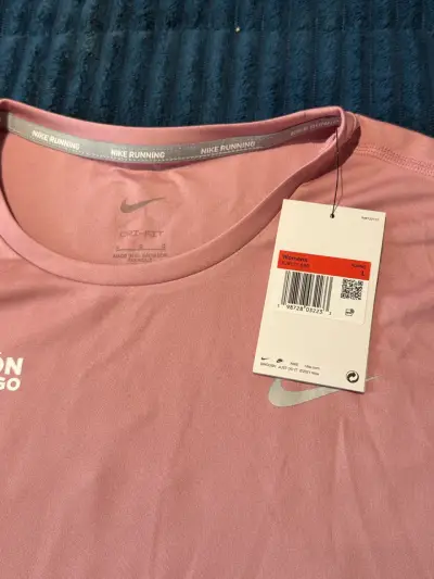 Polera Nike Running Maratón de Santiago rosada - miniatura 2