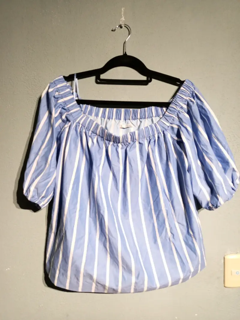 Blusa a rayas azul con hombros descubiertos