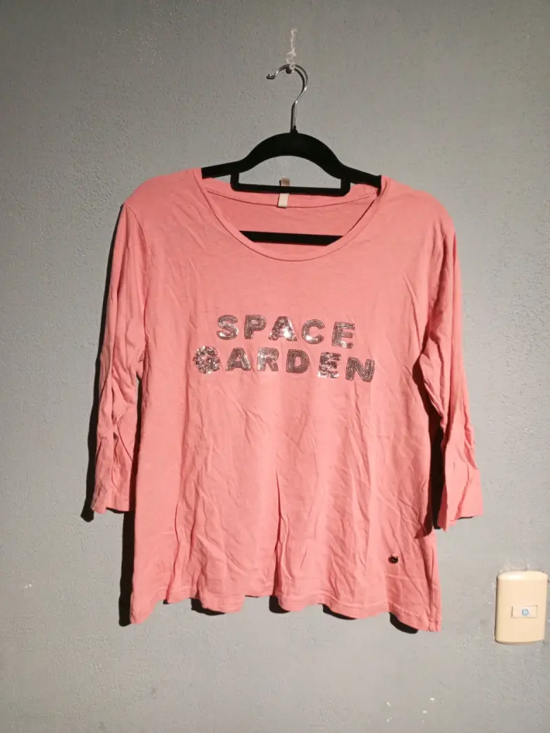 Polera rosada con diseño 'Space Garden'