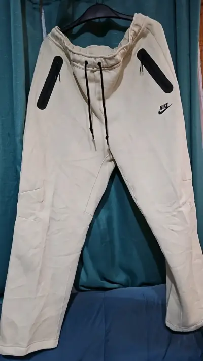 Pantalones deportivos Nike Tech beige - miniatura 1
