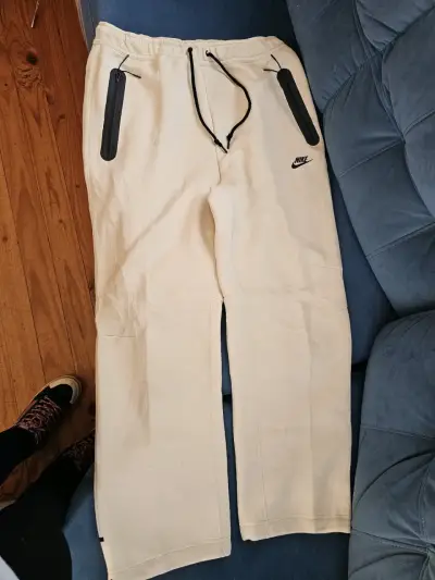 Pantalones deportivos Nike Tech beige - miniatura 2