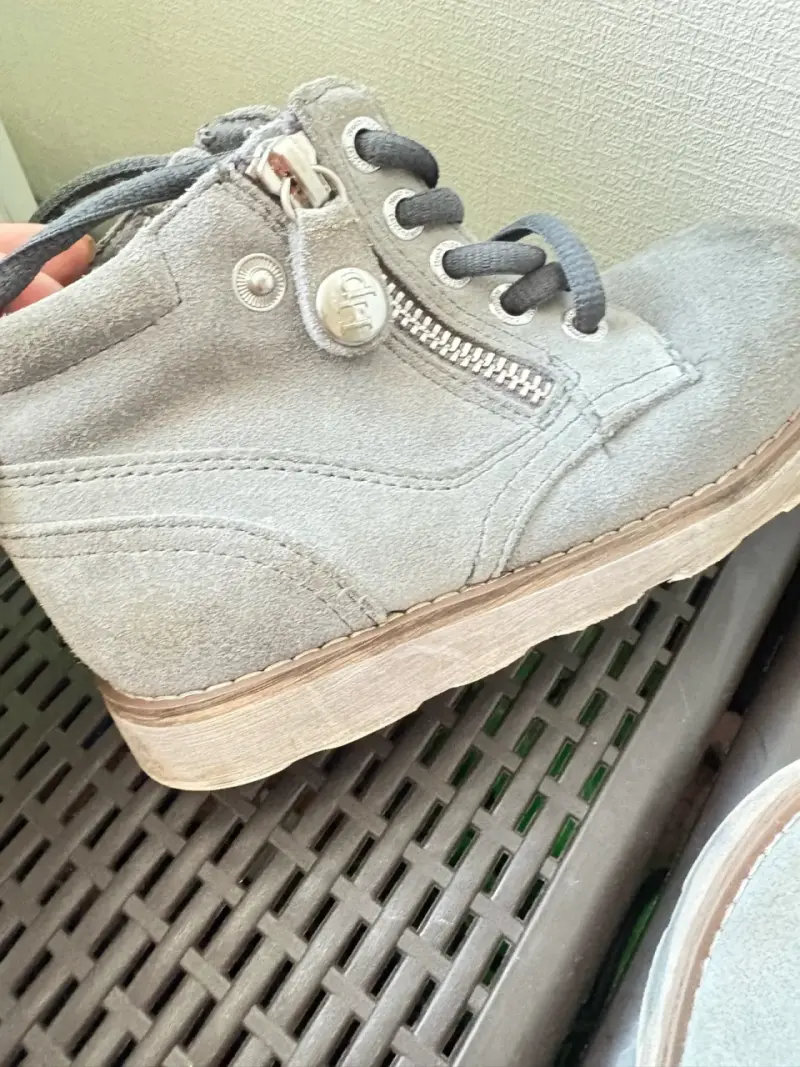 Botines de gamuza gris con cierre lateral - 2