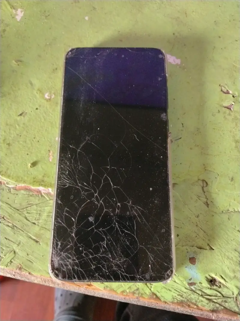 Teléfono móvil con pantalla rota para repuestos