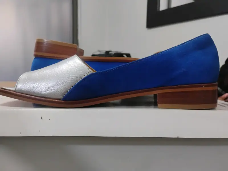 Zapatos planos bicolor azul y plateado - 1