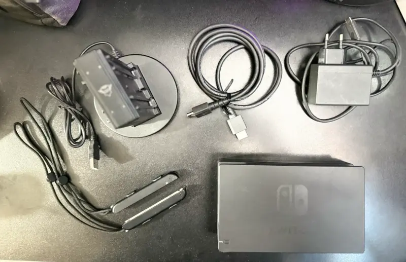 Nintendo Switch + Accesorios + 2 Estuches - 5