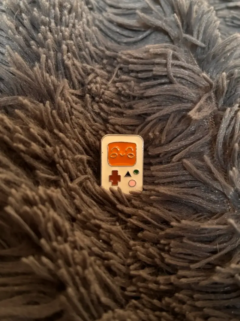Pin de consola retro con diseño kawaii