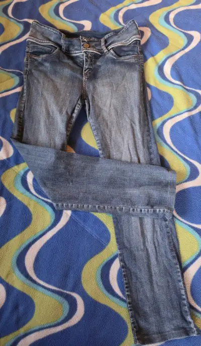 Pack Jeans de mezclilla azul y 2 sweaters. - miniatura 5