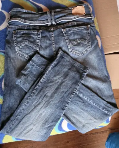 Pack Jeans de mezclilla azul y 2 sweaters. - miniatura 6