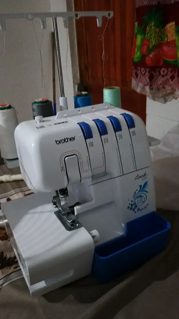 Máquina overlock Brother 4 hilos