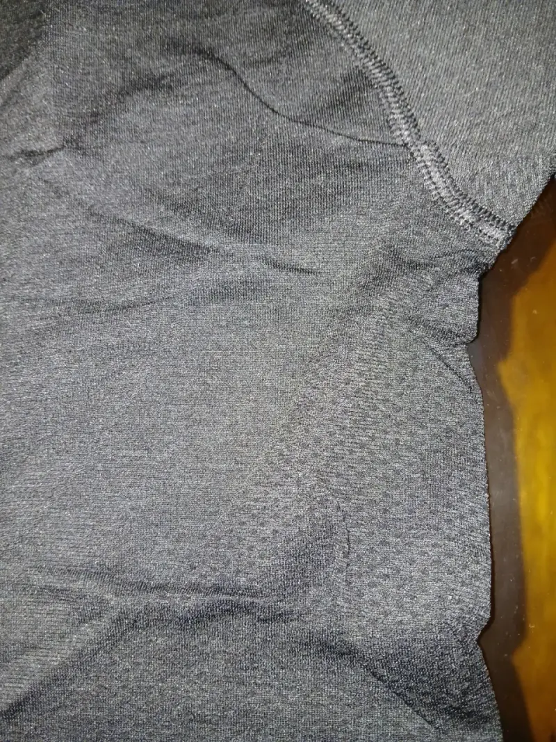 Polera deportiva negra para hombre - 4