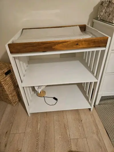 Mudador de madera blanco con estantes - miniatura 1