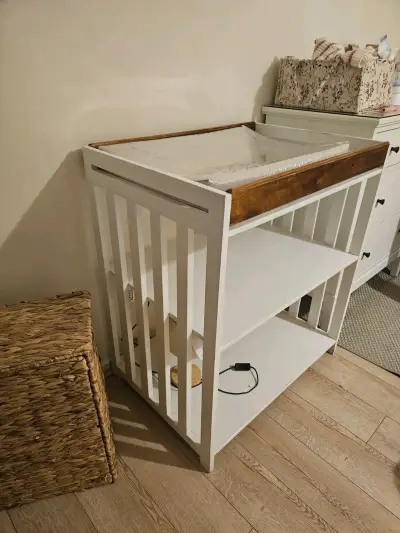Mudador de madera blanco con estantes - miniatura 2