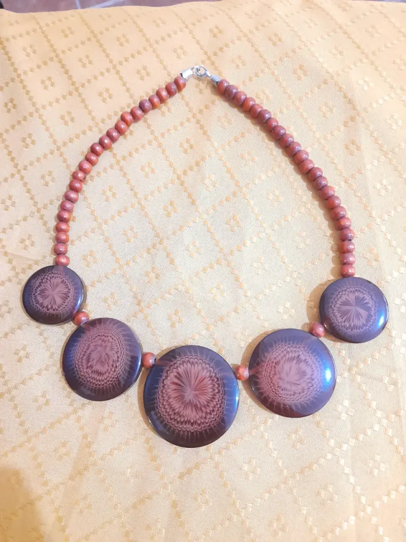 Collar artesanal de cuentas marrones