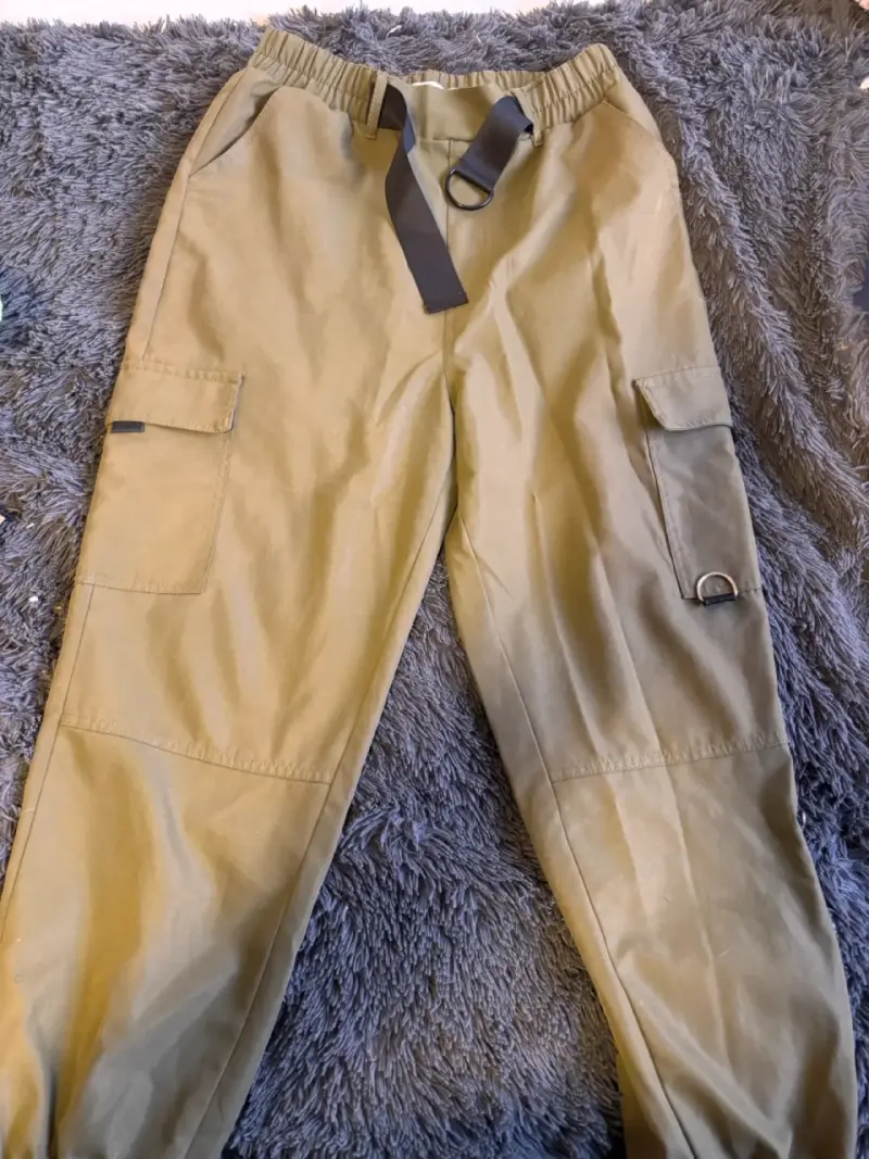Pantalones cargo beige con cinturón ajustable - 1