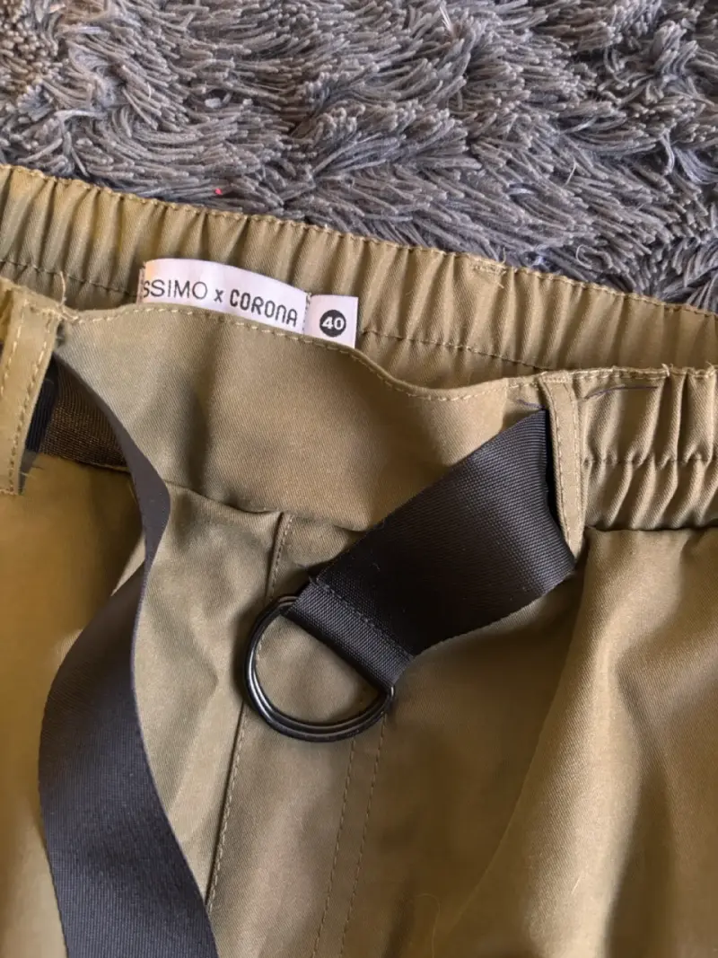 Pantalones cargo beige con cinturón ajustable - 2