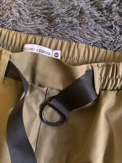 Pantalones cargo beige con cinturón ajustable - miniatura 2