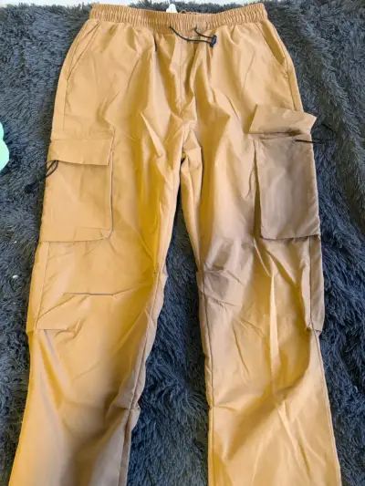 Pantalones cargo beige con bolsillos - miniatura 1