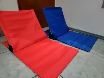 Sillas plegables de suelo rojo y azul  - Surest - miniatura 1