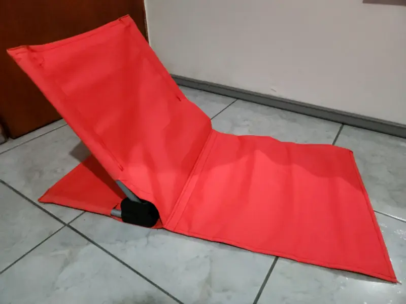 Sillas plegables de suelo rojo y azul - Surest - 2