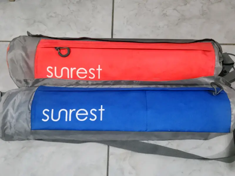 Sillas plegables de suelo rojo y azul - Surest - 3