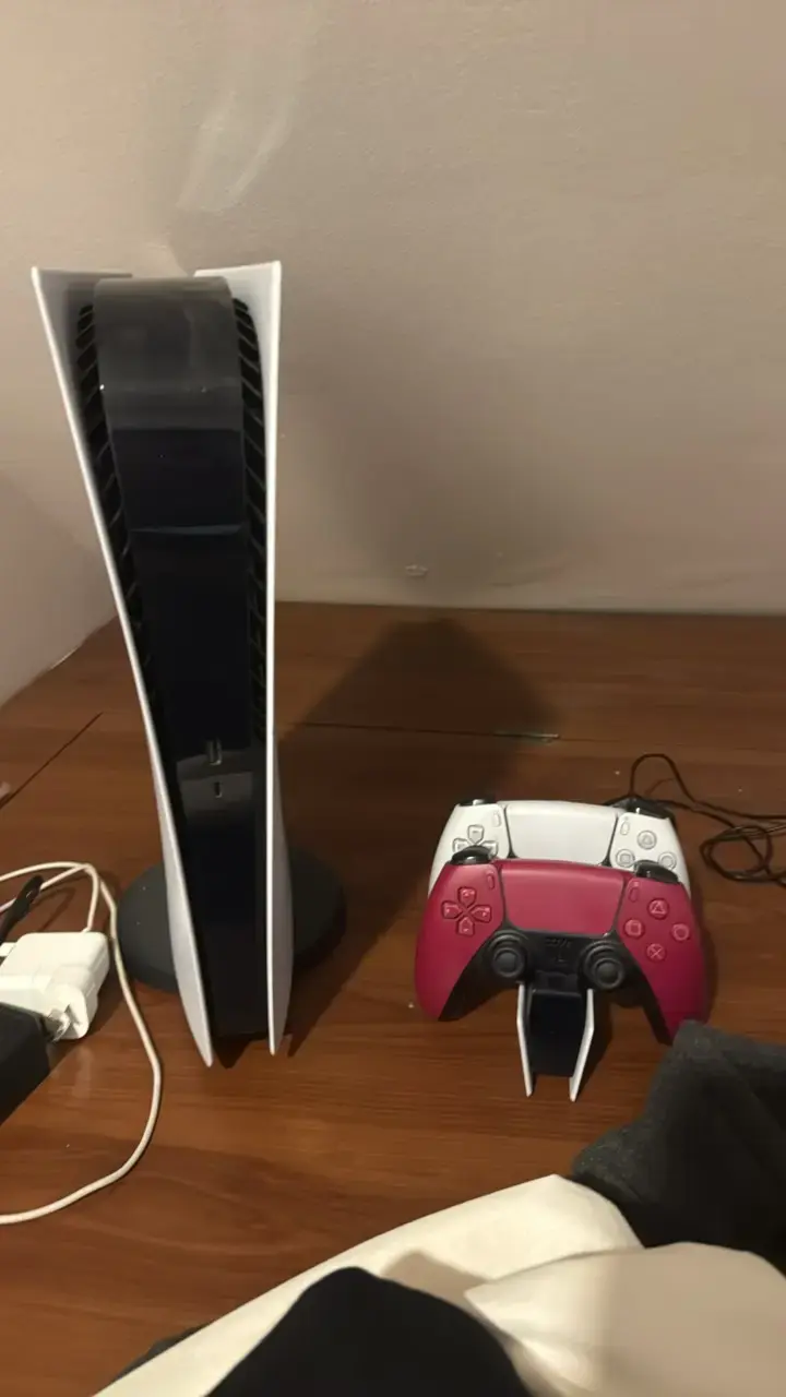 Consola PlayStation 5 con dos controles