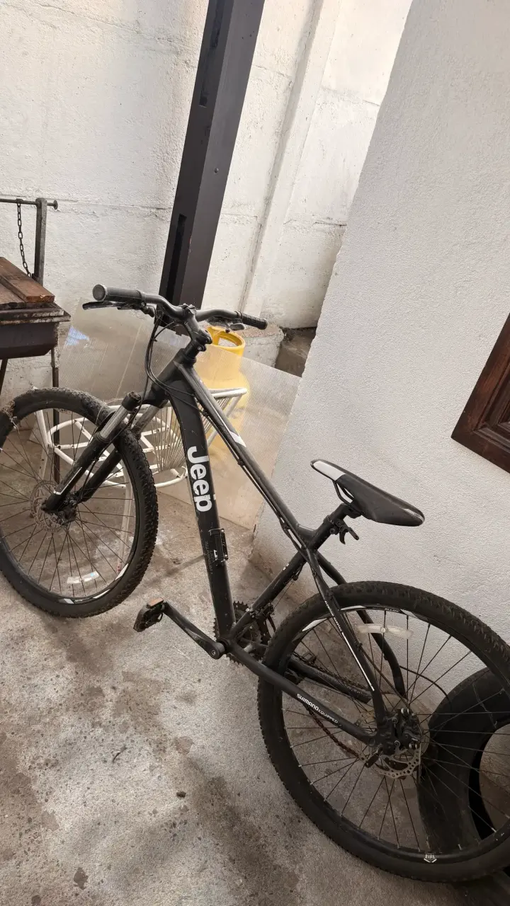Bicicleta Jeep de montaña negra
