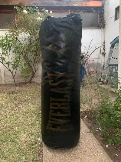 Saco de boxeo Everlast negro 60kg y su soporte - miniatura 1