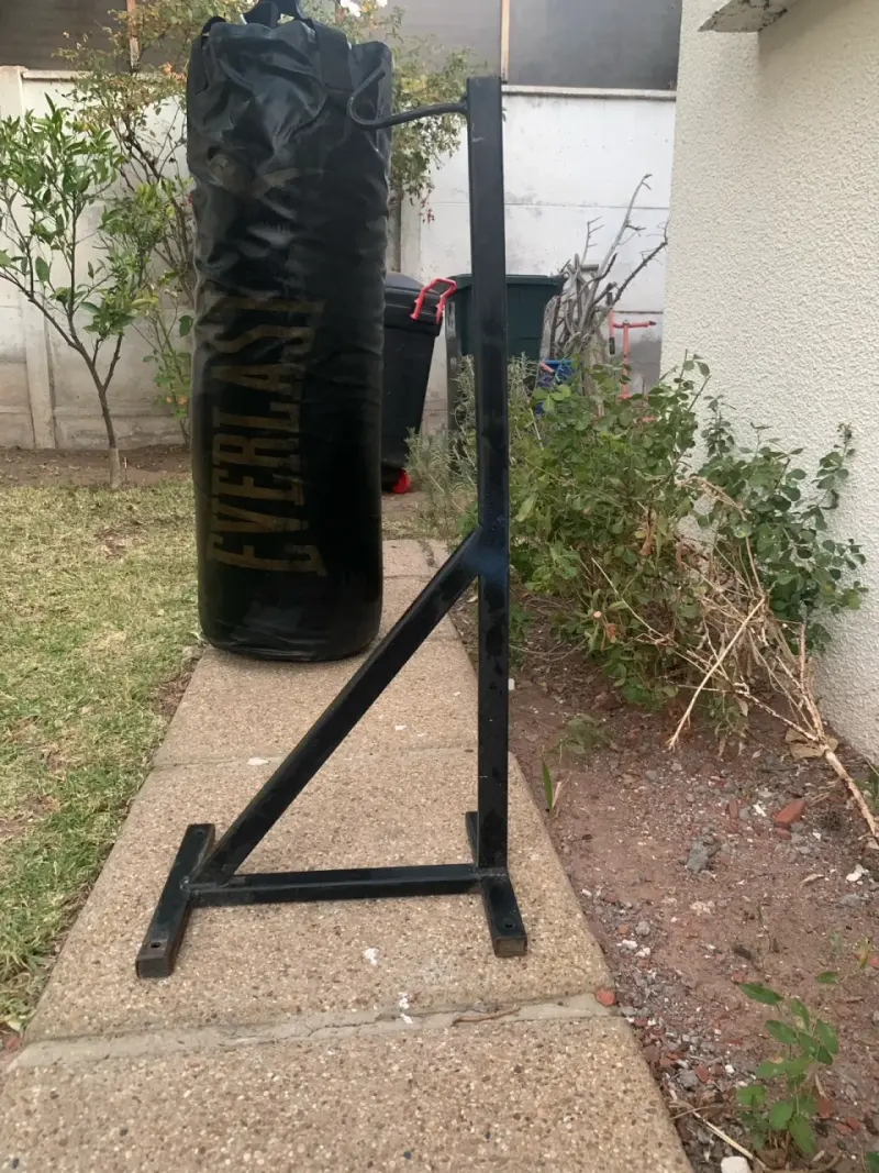 Saco de boxeo Everlast negro 60kg y su soporte - 2