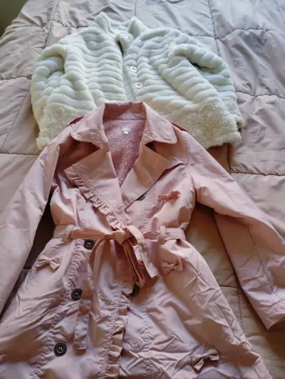Vestido de niña rosa con perlas y lazo - miniatura 2