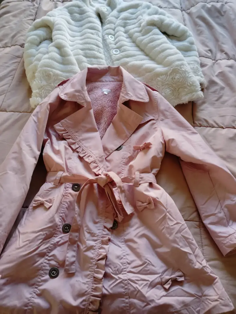 Abrigo rosado con lazo y botones decorativos