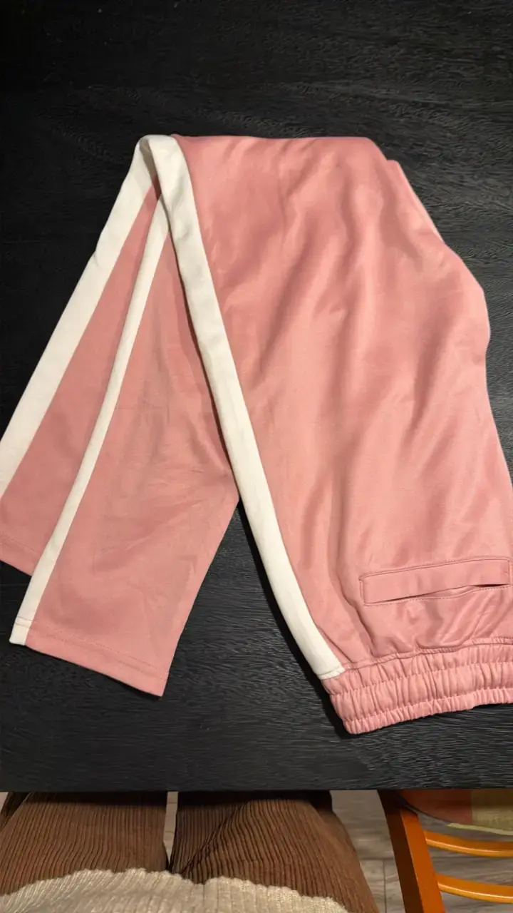 Pantalones deportivos rosados con franjas blancas - 1
