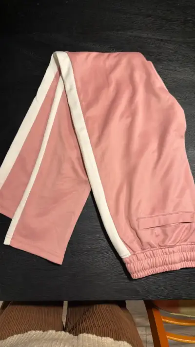 Pantalones deportivos rosados con franjas blancas - miniatura 1
