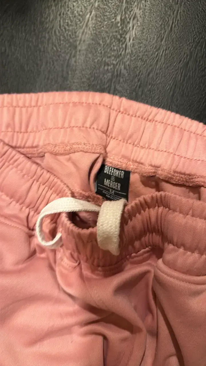 Pantalones deportivos rosados con franjas blancas - 2