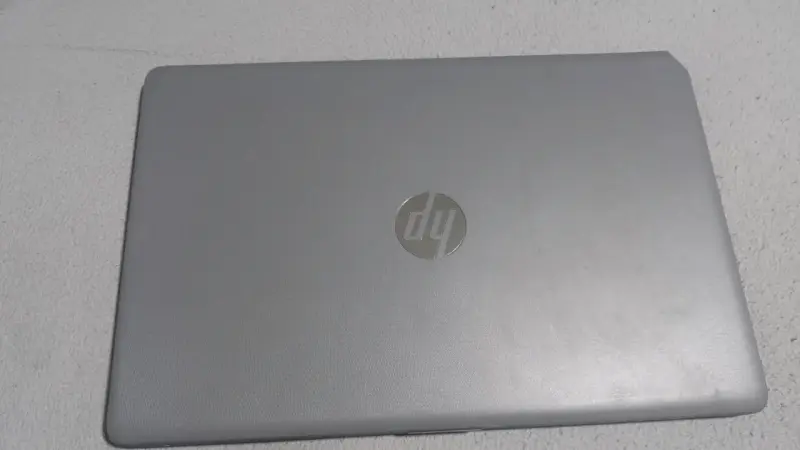 Laptop HP gris en buen estado - 1