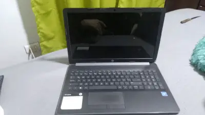 Laptop HP gris en buen estado - miniatura 2