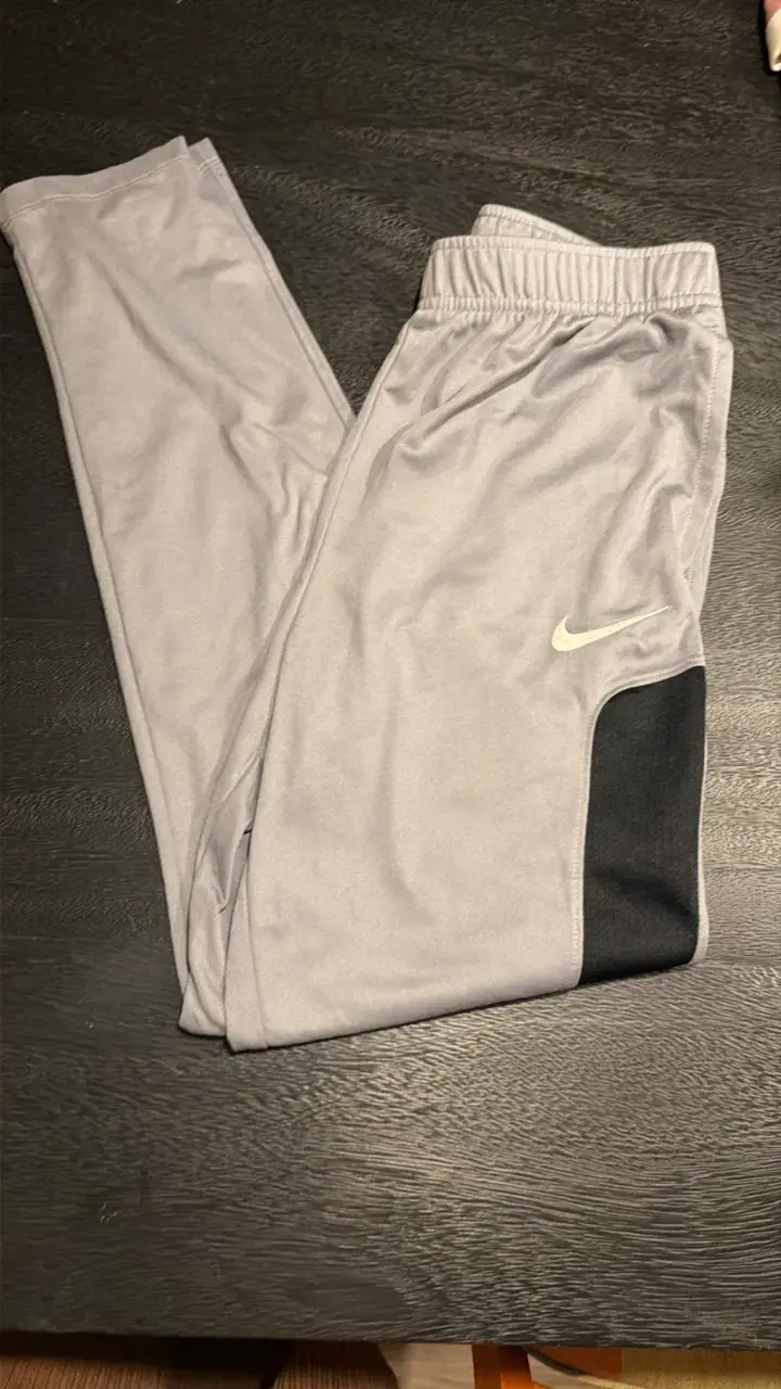 Pantalones deportivos Nike grises para hombre - 1