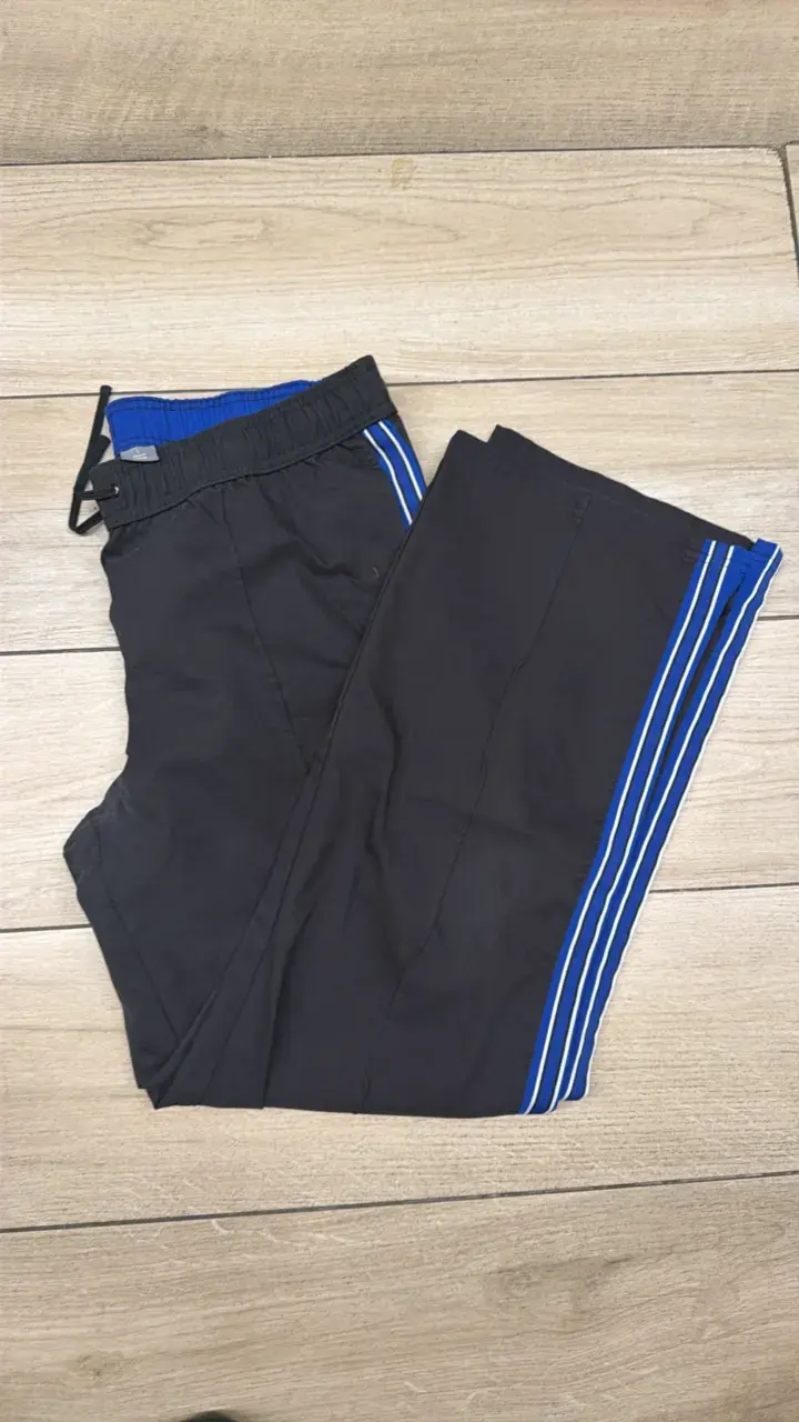 Pantalones deportivos negros con franjas azules - 1