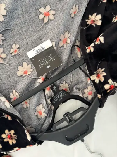 Vestido floral negro Topshop Petite - miniatura 2