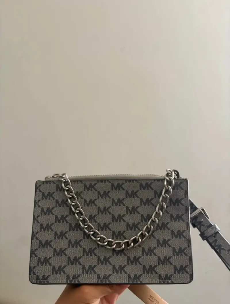 Cartera Michael Kors gris con cadena - 1