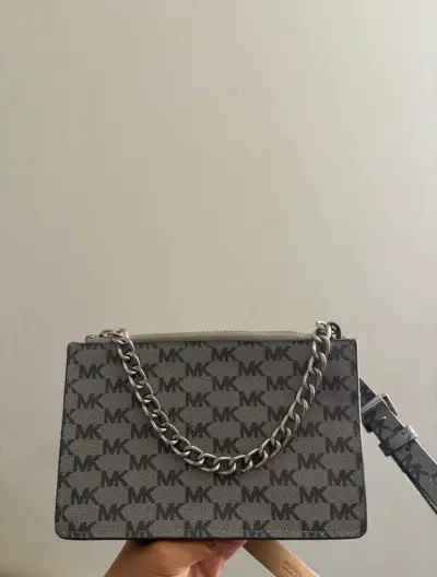 Cartera Michael Kors gris con cadena - miniatura 1