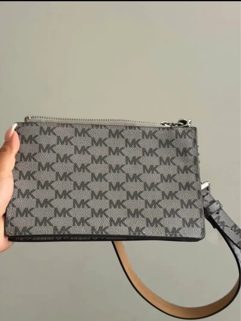 Cartera Michael Kors gris con cadena - 3
