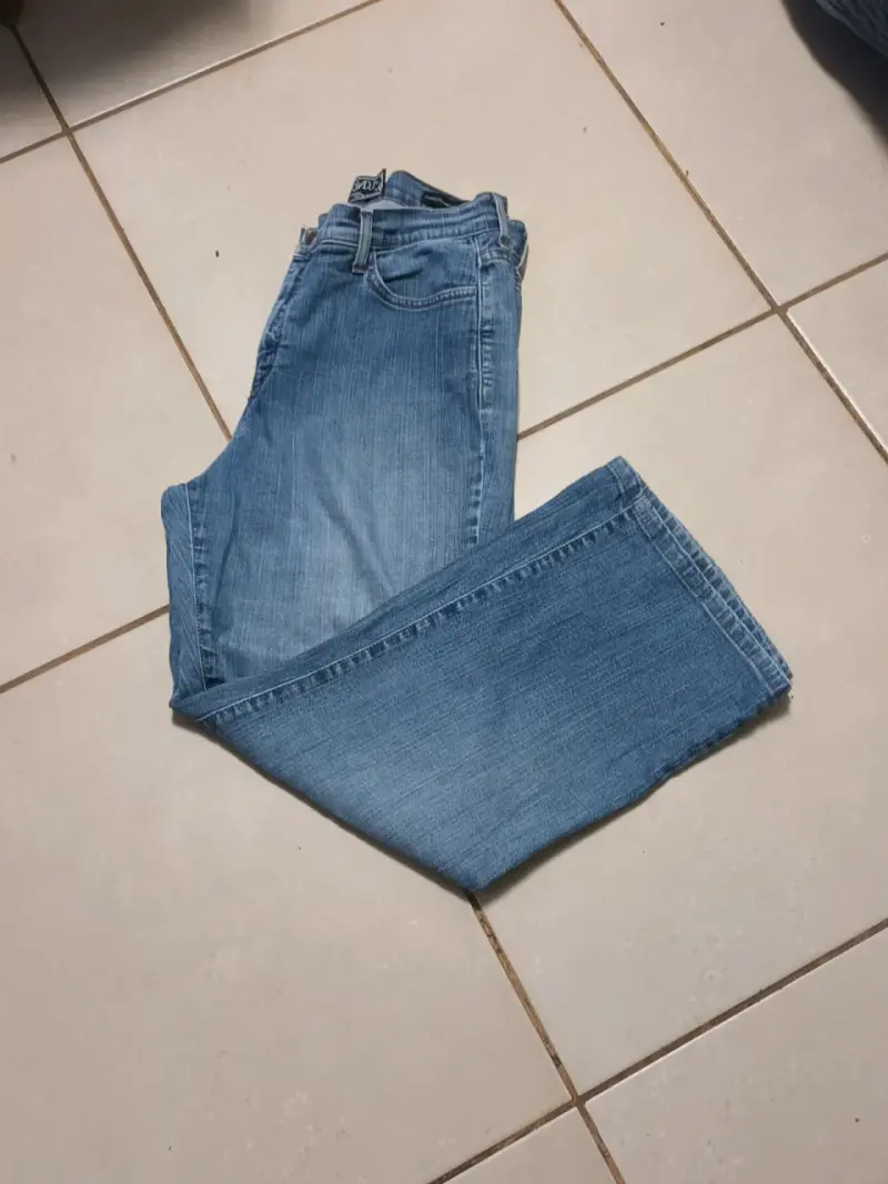 Jeans azul claro de corte recto para mujer - 2