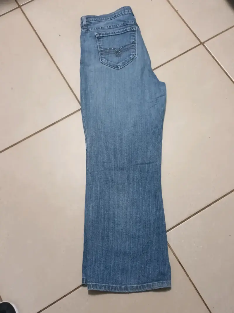 Jeans azul claro de corte recto para mujer - 4