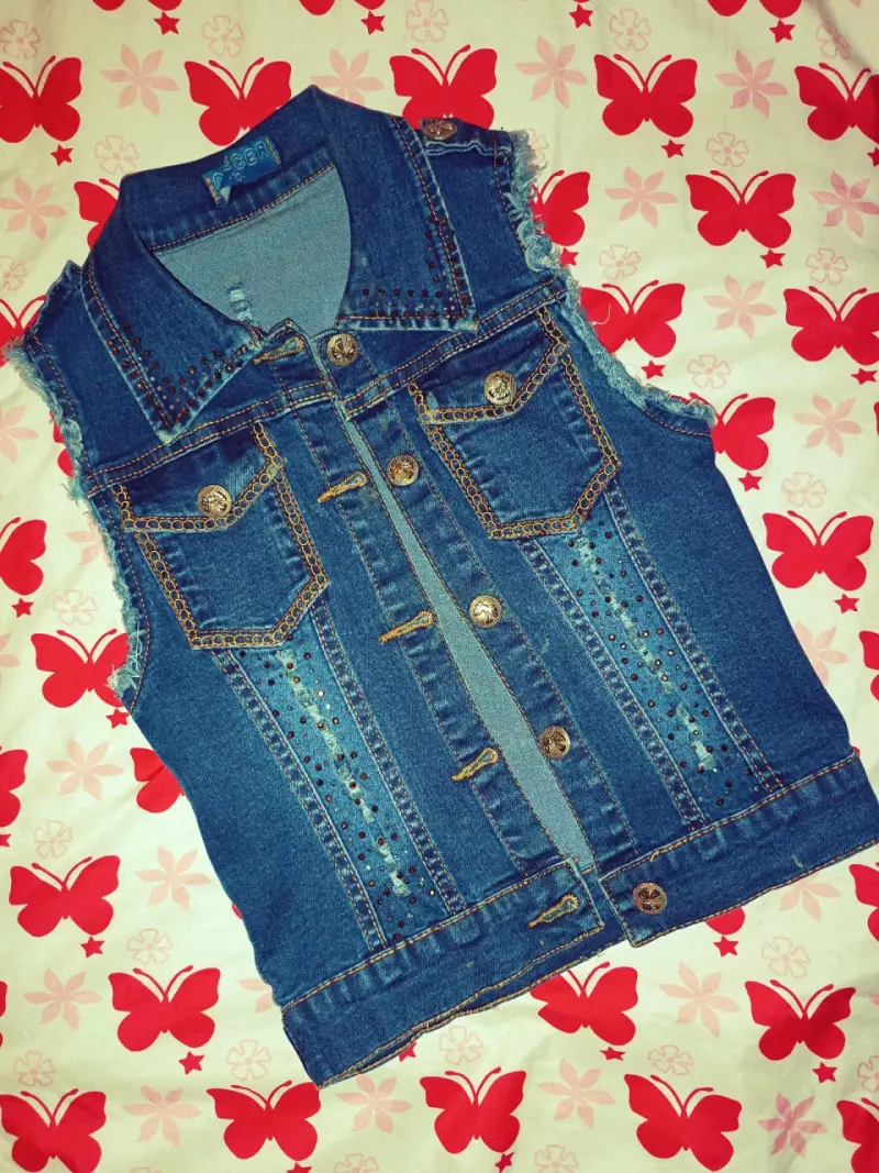 Chaqueta de mezclilla sin mangas con tachas - 1