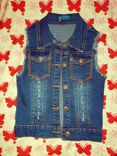 Chaqueta de mezclilla sin mangas con tachas - miniatura 2