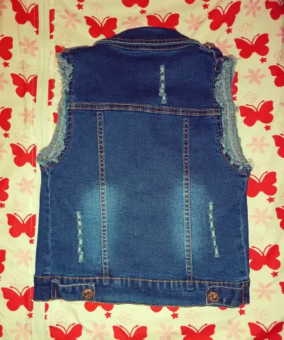 Chaqueta de mezclilla sin mangas con tachas - miniatura 3