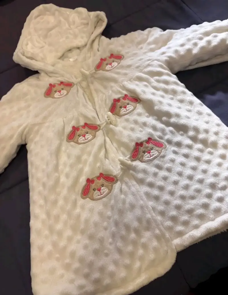 Abrigo infantil con capucha y diseño de ositos - 1