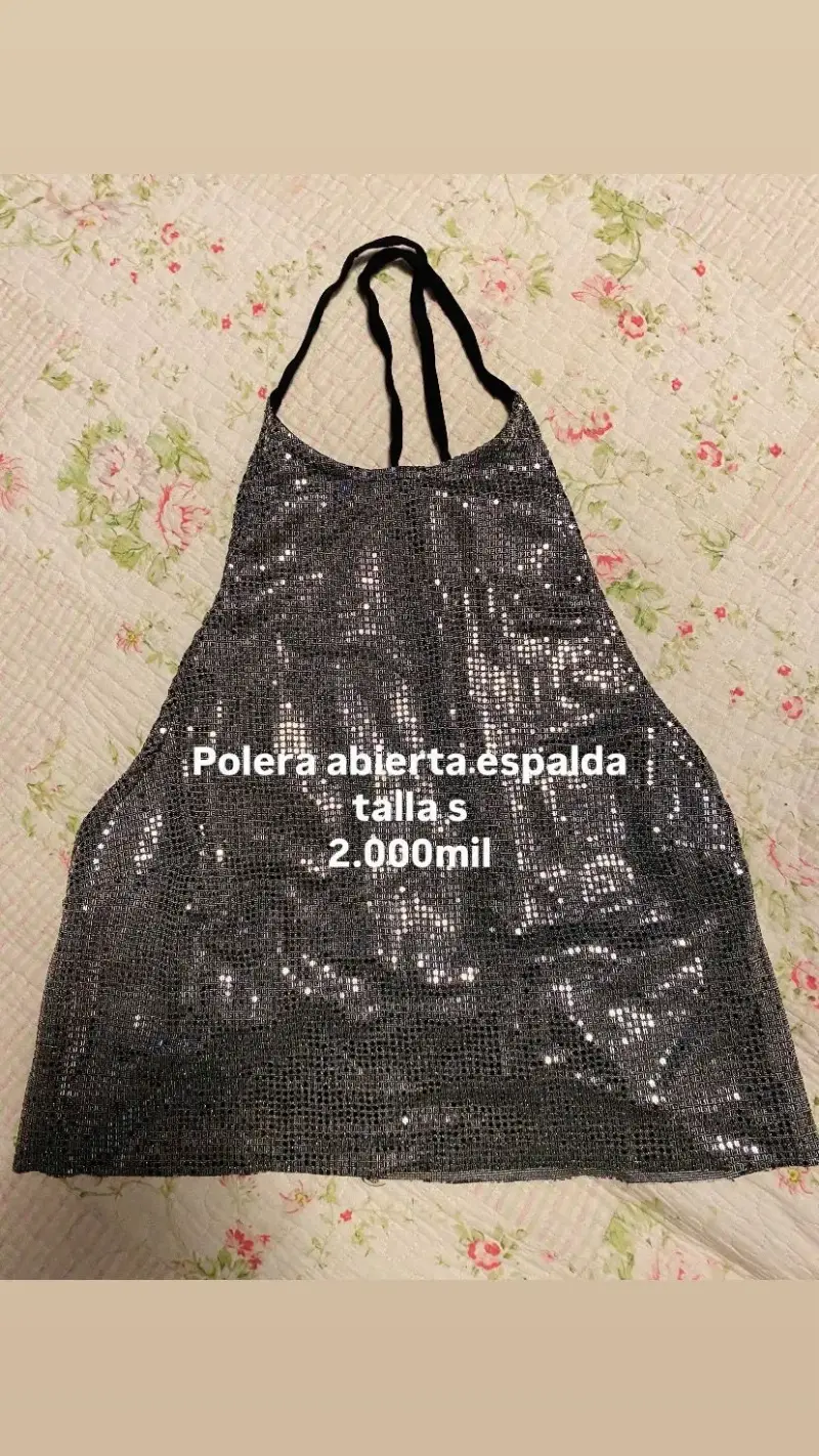 Polera de lentejuelas con espalda abierta