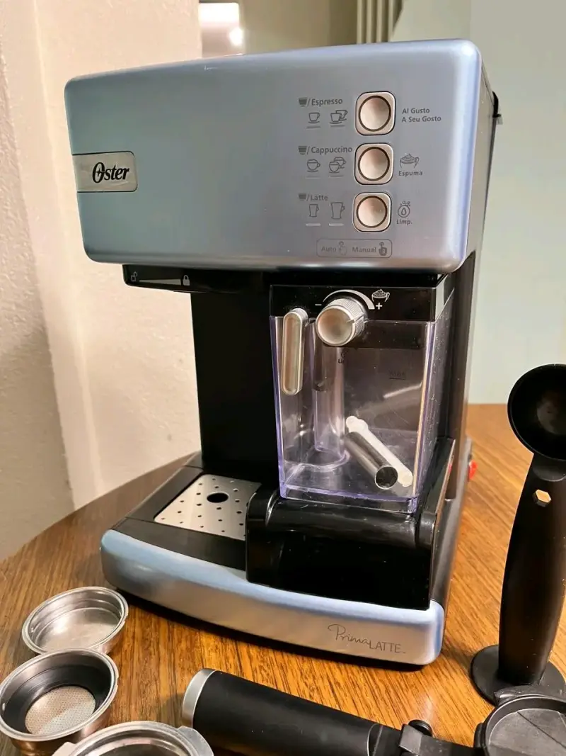 Cafetera espresso Oster azul con espumador - 4