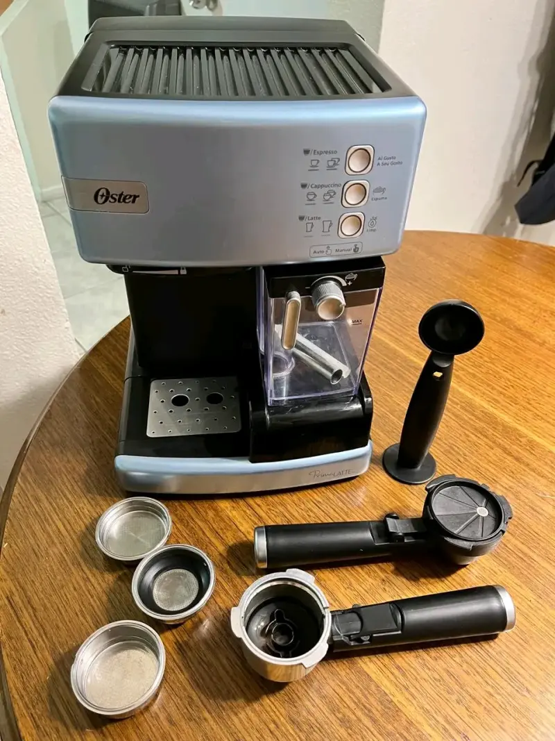 Cafetera espresso Oster azul con espumador - 5